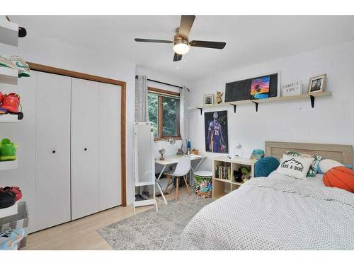 1006 2 Street Ne, Sundre, AB - Indoor Photo Showing Bedroom