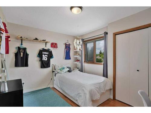 1006 2 Street Ne, Sundre, AB - Indoor Photo Showing Bedroom