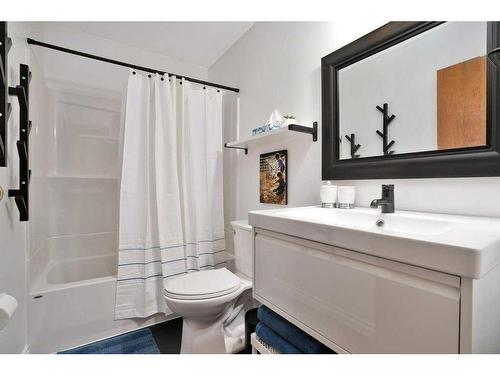 1006 2 Street Ne, Sundre, AB - Indoor Photo Showing Bathroom