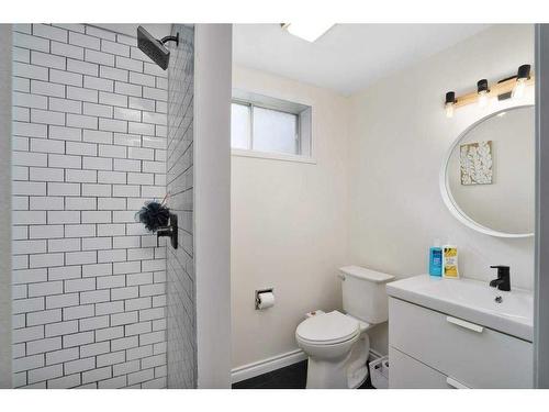 1006 2 Street Ne, Sundre, AB - Indoor Photo Showing Bathroom