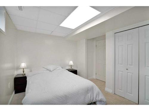 1006 2 Street Ne, Sundre, AB - Indoor Photo Showing Bedroom