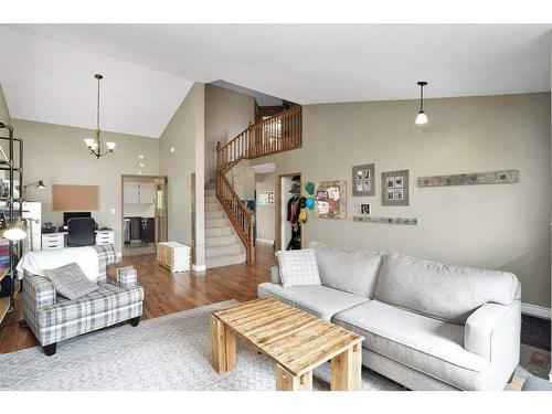 1006 2 Street Ne, Sundre, AB - Indoor Photo Showing Living Room