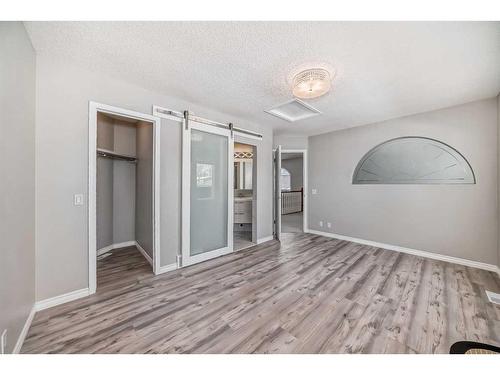 1533 19 Avenue Nw, Calgary, AB - Indoor Photo Showing Other Room