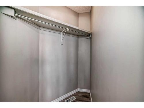 1533 19 Avenue Nw, Calgary, AB - Indoor Photo Showing Bathroom