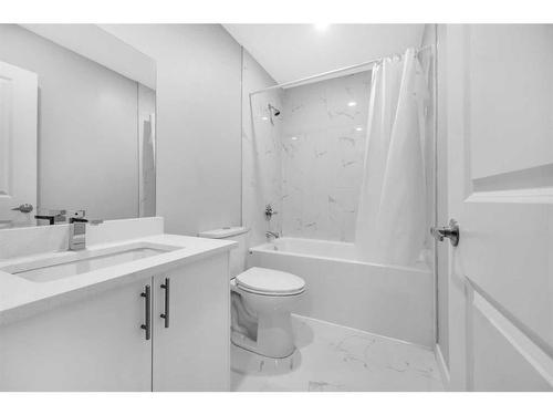 987 Marcombe Drive, Calgary, AB - Indoor Photo Showing Bathroom