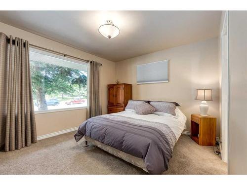 514 37 Street Nw, Calgary, AB - Indoor Photo Showing Bedroom