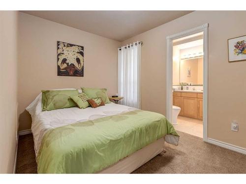 514 37 Street Nw, Calgary, AB - Indoor Photo Showing Bedroom