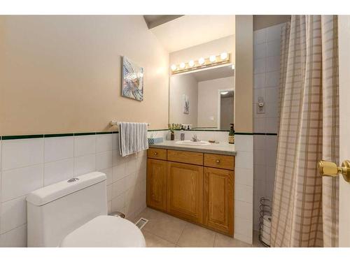 514 37 Street Nw, Calgary, AB - Indoor Photo Showing Bathroom