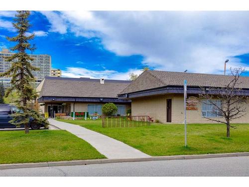 514 37 Street Nw, Calgary, AB - Outdoor With Facade