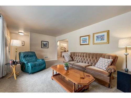 514 37 Street Nw, Calgary, AB - Indoor Photo Showing Living Room