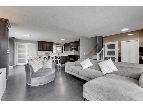 117 Hill Spring Meadows, Rural Rocky View County, AB - Indoor Photo Showing Living Room