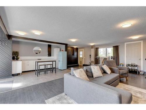 117 Hill Spring Meadows, Rural Rocky View County, AB - Indoor Photo Showing Living Room