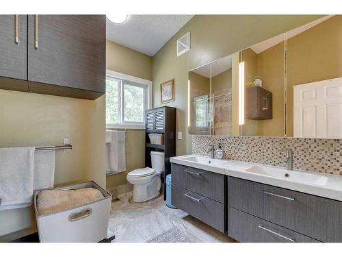 117 Hill Spring Meadows, Rural Rocky View County, AB - Indoor Photo Showing Bathroom