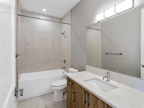 1838 18 Avenue Nw, Calgary, AB - Indoor Photo Showing Bathroom