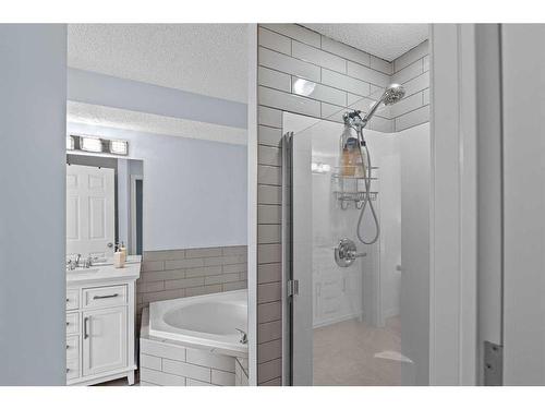 6 Cranwell Manor Se, Calgary, AB - Indoor Photo Showing Bathroom