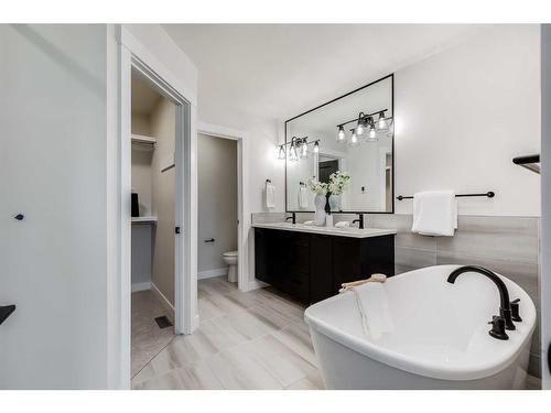 808 Lakewood Circle, Strathmore, AB - Indoor Photo Showing Bathroom