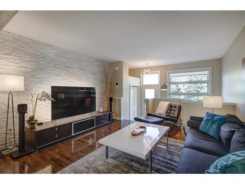 331 Aspen Hills Villas Sw, Calgary, AB - Indoor Photo Showing Living Room