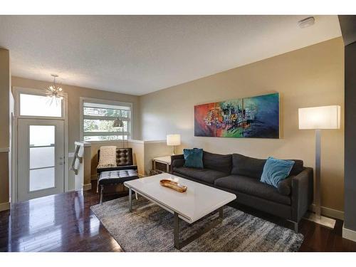 331 Aspen Hills Villas Sw, Calgary, AB - Indoor Photo Showing Living Room
