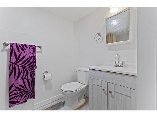 40 Falmere Court Ne, Calgary, AB - Indoor Photo Showing Bathroom