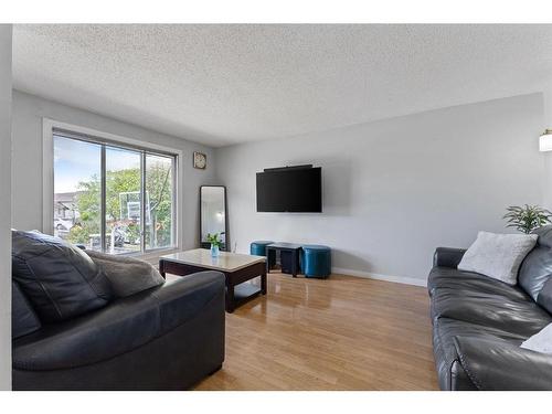 40 Falmere Court Ne, Calgary, AB - Indoor Photo Showing Living Room