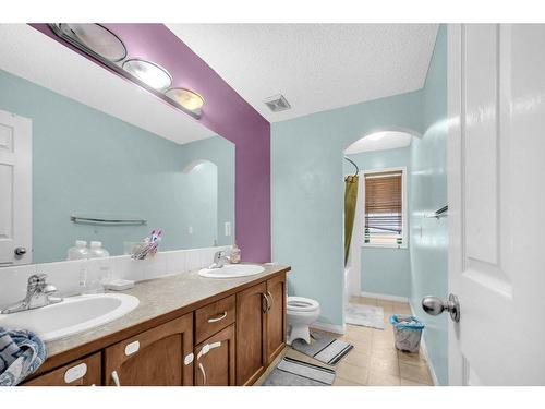 70 Saddlecrest Terrace Ne, Calgary, AB - Indoor Photo Showing Bathroom