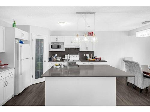 70 Saddlecrest Terrace Ne, Calgary, AB - Indoor Photo Showing Kitchen