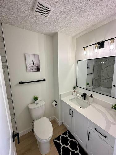 232 Deerpoint Se, Calgary, AB - Indoor Photo Showing Bathroom