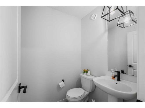 41 Edith Gate, Calgary, AB - Indoor Photo Showing Bathroom