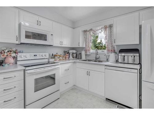 263022 Range Road 43, Rural Rocky View County, AB - Indoor Photo Showing Kitchen With Double Sink