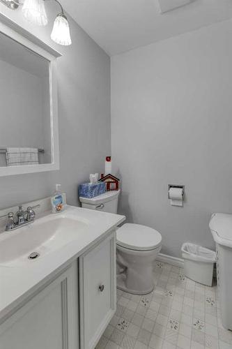 263022 Range Road 43, Rural Rocky View County, AB - Indoor Photo Showing Bathroom