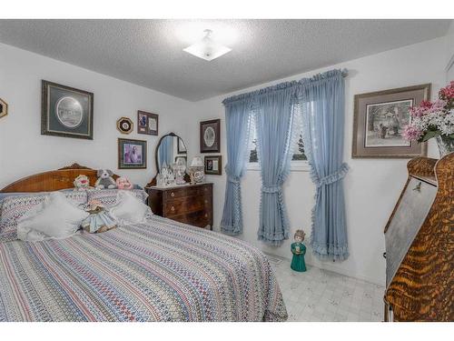 263022 Range Road 43, Rural Rocky View County, AB - Indoor Photo Showing Bedroom