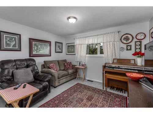 263022 Range Road 43, Rural Rocky View County, AB - Indoor Photo Showing Living Room