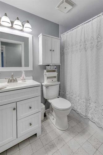 263022 Range Road 43, Rural Rocky View County, AB - Indoor Photo Showing Bathroom