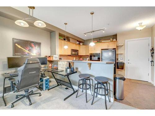 111-3111 34 Avenue Nw, Calgary, AB - Indoor Photo Showing Kitchen