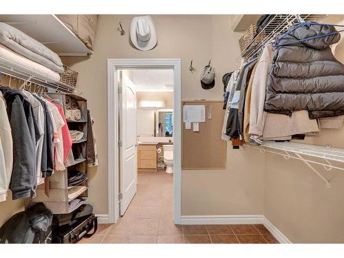 111-3111 34 Avenue Nw, Calgary, AB - Indoor With Storage