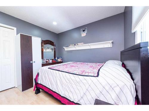 37 Edgeburn Crescent Nw, Calgary, AB - Indoor Photo Showing Bedroom