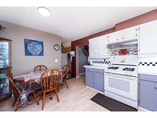 37 Edgeburn Crescent Nw, Calgary, AB - Indoor Photo Showing Kitchen