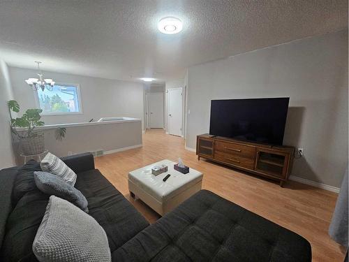 3 Riverwood Close Se, Calgary, AB - Indoor Photo Showing Living Room