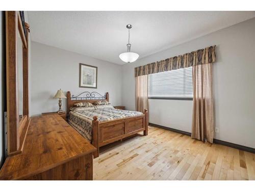 30 Everhollow Rise Sw, Calgary, AB - Indoor Photo Showing Bedroom