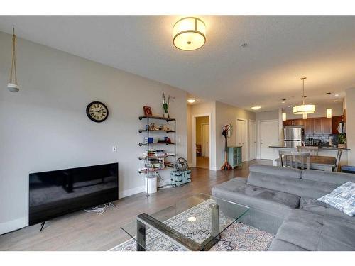 314-1899 45 Street Nw, Calgary, AB - Indoor Photo Showing Living Room