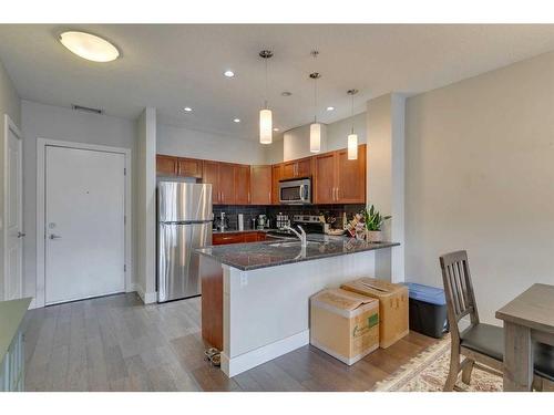 314-1899 45 Street Nw, Calgary, AB - Indoor Photo Showing Kitchen