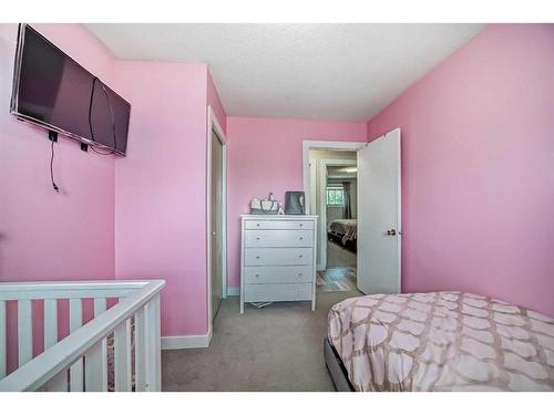 1708 65 Street Ne, Calgary, AB - Indoor Photo Showing Bedroom