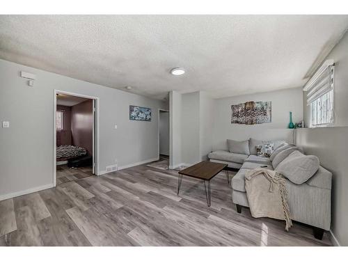 1708 65 Street Ne, Calgary, AB - Indoor Photo Showing Other Room