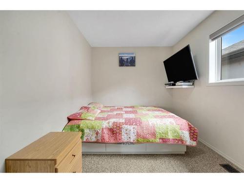 131 Tarawood Grove, Calgary, AB - Indoor Photo Showing Bedroom