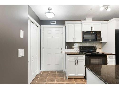 312-141 Mountain Street, Cochrane, AB - Indoor Photo Showing Kitchen