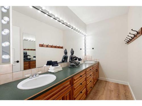 275114 Lochend Road, Rural Rocky View County, AB - Indoor Photo Showing Bathroom