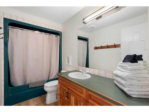 275114 Lochend Road, Rural Rocky View County, AB - Indoor Photo Showing Bathroom