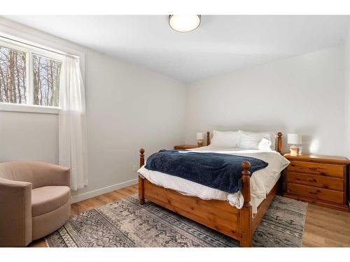 275114 Lochend Road, Rural Rocky View County, AB - Indoor Photo Showing Bedroom