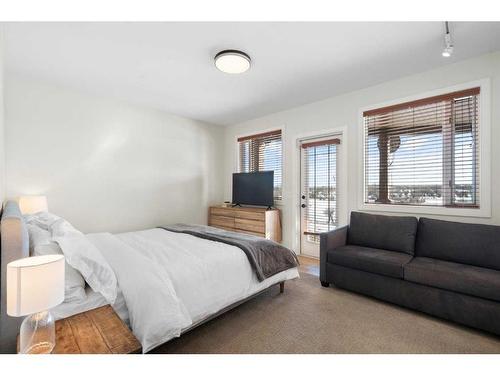 275114 Lochend Road, Rural Rocky View County, AB - Indoor Photo Showing Bedroom