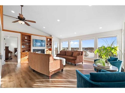 275114 Lochend Road, Rural Rocky View County, AB - Indoor Photo Showing Living Room